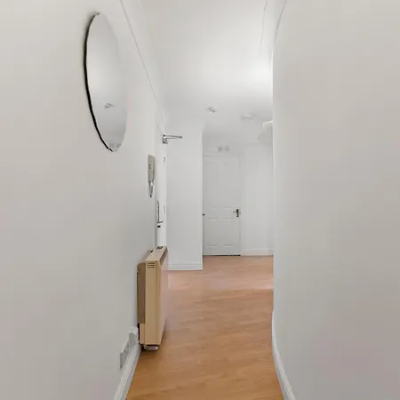 Modern 2-bedroom Flat In - Parking Apartment