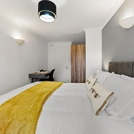 Modern 2-bedroom Flat In - Parking *