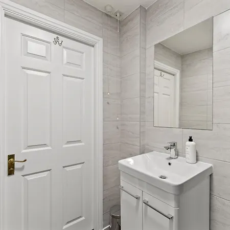 Modern 2-bedroom Flat In - Parking Apartment *