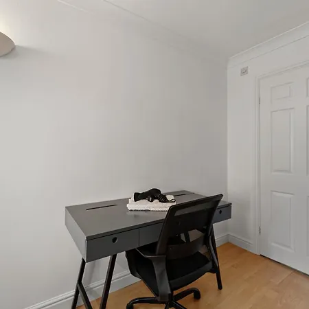 Modern 2-bedroom Flat In - Parking * Leeds (West Yorkshire)